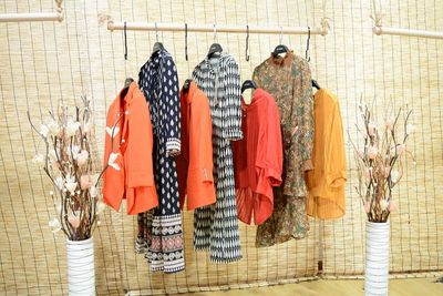 尚唯詩套裝春秋分份尾貨走貨 服裝批發(fā)貨源的智慧選擇