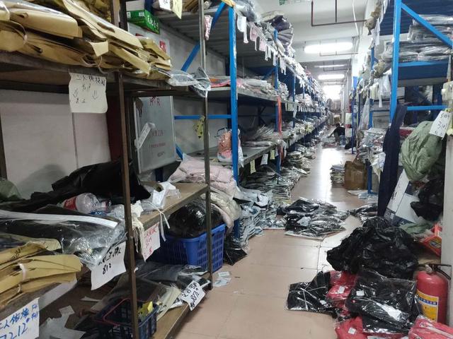 廣州石井10000平方服裝批發(fā)倉庫 高效展示與服飾批發(fā)新體驗